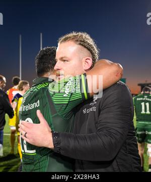 Galway, Irland. April 2024. Connacht und die irischen Nationalmannschaftskollegen Bundee Aki und Finlay Bealham feiern am Ende des Spiels Credit: Don Soules/Alamy Live News Stockfoto