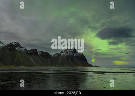 Nordlichter über dem Berg Vestrahorn, Island Stockfoto