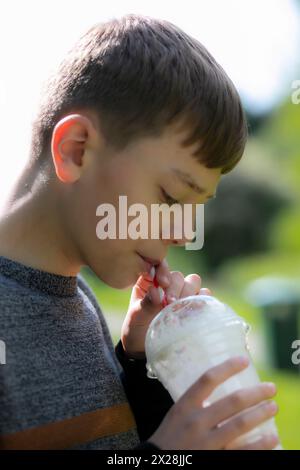 Junge trinkt Milchshake Stockfoto