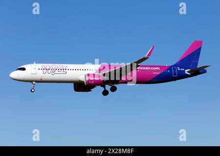 Ein Wizz Air Malta Airbus 321 NEO landet am Flughafen Barcelona El Prat. Der Wizz Air A321 verfügt über eine Konfiguration von 230 Sitzen, alle in der Economy Class. Stockfoto