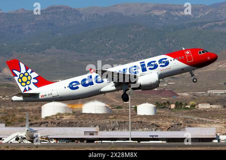 Ein Edelweiss Air Airbus 320 startet vom Flughafen Teneriffa Sur-Reina. Edelweiss ist eine Schweizer Ferienfluggesellschaft mit Sitz in Zürich, eine Schwestergesellschaft der Swiss International Air Lines und Mitglied der Lufthansa Group. Stockfoto