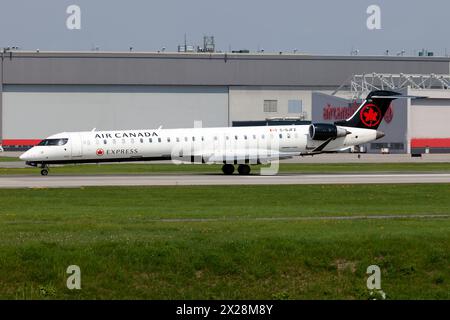 Ein Air Canada Express (Jazz Aviation) Bombardier CRJ-900LR landete gerade am Montreal Pierre Elliott Trudeau International Airport. Jazz Aviation ist der größte regionale Partner von Air Canada, Stockfoto