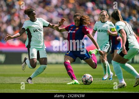 Barcelona, Spanien. April 2024. Salma Paralluelo (C) schießt im Halbfinale der UEFA Women's Champions League zwischen Barcelona und Chelsea am 20. April 2024 in Barcelona. Quelle: Joan Gosa/Xinhua/Alamy Live News Stockfoto