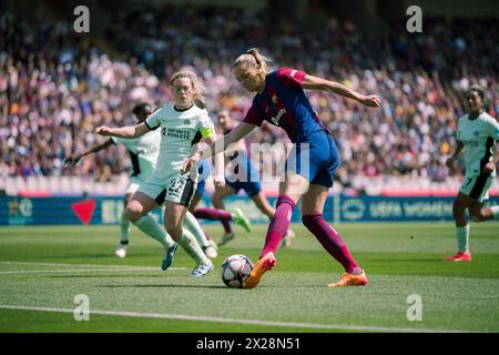 Barcelona, Spanien. April 2024. Die Barcelona-Spielerin Fridolina Rolfo (vorne) übergibt den Ball im Halbfinale der UEFA Women's Champions League zwischen Barcelona und Chelsea am 20. April 2024 in Barcelona. Quelle: Joan Gosa/Xinhua/Alamy Live News Stockfoto