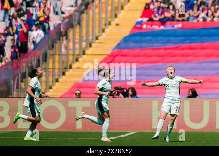Barcelona, Spanien. April 2024. Erin Cuthbert (R) feiert ihr Tor im Halbfinale der UEFA Women's Champions League zwischen Barcelona und Chelsea am 20. April 2024 in Barcelona. Quelle: Joan Gosa/Xinhua/Alamy Live News Stockfoto