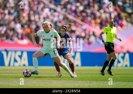 Barcelona, Spanien. April 2024. Die Barcelonas Aitana Bonmati (C) streitet mit Erin Cuthbert aus Chelsea im Halbfinale der UEFA Women's Champions League zwischen Barcelona und Chelsea am 20. April 2024. Quelle: Joan Gosa/Xinhua/Alamy Live News Stockfoto