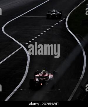 Peking, China. April 2024. Die Fahrer treten am 20. April 2024 während der Qualifikation des chinesischen Formel-1-Grand Prix auf dem Shanghai International Circuit im ostchinesischen Shanghai an. Quelle: He Changshan/Xinhua/Alamy Live News Stockfoto