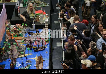 Richmond, Kanada. April 2024. Die Menschen sehen LEGO-Kreationen bei der BrickCan LEGO Ausstellung im River Rock Theatre in Richmond, British Columbia, Kanada, am 20. April 2024. Quelle: Liang Sen/Xinhua/Alamy Live News Stockfoto