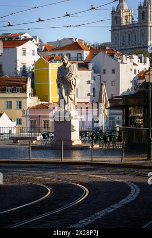 Lissabon, Portugal. Februar 2024: Statue Saint Vicente neben der Straße Largo Portas do Sol im Bezirk Alfama. Stockfoto