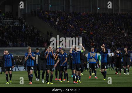 Bergamo, Italien. April 2024. Italien, Bergamo, 18. april 2024: Spieler und Mitarbeiter von Atalanta feiern den Pass für das Halbfinale der Europa League am Ende des Fußballspiels Atalanta BC gegen Liverpool, Europa League Quarter Final 2nd Leg Gewiss StadiumItalien, Bergamo, 2024 04 18: Atalanta BC vs Liverpool FC, Europa League 2023/2024 Viertelfinale 2. Spielstrecke im Gewiss Stadium (Foto: Fabrizio Andrea Bertani/Pacific Press) Credit: Pacific Press Media Production Corp./Alamy Live News Stockfoto