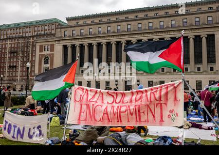 New York, Usa. April 2024. Studenten und pro-palästinensische Aktivisten versammeln sich für einen dritten Tag auf dem Campus der Columbia University, um gegen die Haltung der Universität zu Israel am 19. April 2024 in New York City zu protestieren. Die Universitätsverwaltung forderte das NYPD auf, eine pro-palästinensische Campusdemonstration am 18. April freizugeben und verhaftete über 100 Studenten und Demonstranten. (Foto: Michael Nigro/Pacific Press) Credit: Pacific Press Media Production Corp./Alamy Live News Stockfoto
