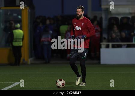 Bergamo, Italien. April 2024. Italien, Bergamo, 18. april 2024: Alisson Becker (Liverpool) im Torbereich beim warm Up über das Fußballspiel Atalanta BC gegen Liverpool, Europa League Quarter Final 2nd Leg Gewiss StadiumItalien, Bergamo, 2024 04 18: Atalanta BC vs Liverpool FC, Europa League 2023/2024 Viertelfinale 2. Spielstrecke im Gewiss Stadium (Foto: Fabrizio Andrea Bertani/Pacific Press) Credit: Pacific Press Media Production Corp./Alamy Live News Stockfoto