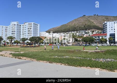 Blick auf das Sea Point Waterfront, ein Viertel zwischen Signal Hill und dem Atlantischen Ozean in Kapstadt, Südafrika Stockfoto