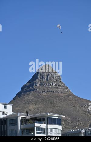 Gleitschirmfliegen auf dem Lion's Head, einem Berg zwischen dem Tafelberg und dem Signal Hill in Kapstadt, Südafrika Stockfoto