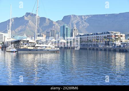 Blick auf Victoria und Alfred Waterfront, ein gemischtes Reiseziel in Kapstadt, Südafrika Stockfoto