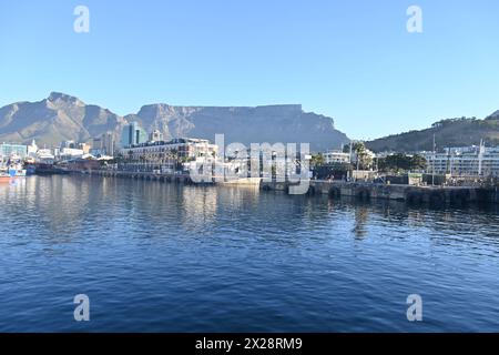 Blick auf Victoria und Alfred Waterfront, ein gemischtes Reiseziel in Kapstadt, Südafrika Stockfoto