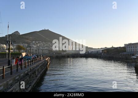 Blick auf Victoria und Alfred Waterfront, ein gemischtes Reiseziel in Kapstadt, Südafrika Stockfoto