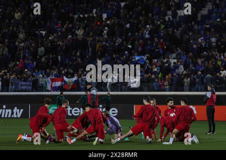 Bergamo, Italien. April 2024. Italien, Bergamo, 18. april 2024: Team von Liverpool macht Übungen im Mittelfeld während des Aufwärmens über das Fußballspiel Atalanta BC gegen Liverpool, Europa League Quarter Final 2nd Leg Gewiss Stadium.Italien, Bergamo, 2024 04 18: Atalanta BC vs Liverpool FC, Europa League 2023/2024 Viertelfinale 2. Spielstrecke im Gewiss Stadium (Foto: © Fabrizio Andrea Bertani/Pacific Press via ZUMA Press Wire) NUR ZUR REDAKTIONELLEN VERWENDUNG! Nicht für kommerzielle ZWECKE! Stockfoto