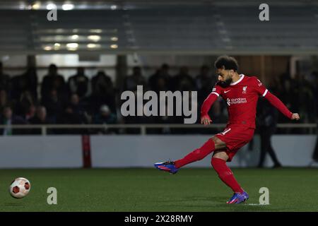 Bergamo, Italien. April 2024. Italien, Bergamo, 18. april 2024: Mohamed Salah (Liverpool) schießt und erzielt im Elfmeterschießen das Tor 1-0 bei 7' während des Fußballspiels Atalanta BC gegen Liverpool, Europa League Quarter Final 2nd Leg Gewiss Stadium.Italien, Bergamo, 2024 04 18: Atalanta BC vs Liverpool FC, Europa League 2023/2024 Viertelfinale 2. Spielstrecke im Gewiss Stadium (Foto: © Fabrizio Andrea Bertani/Pacific Press via ZUMA Press Wire) NUR ZUR REDAKTIONELLEN VERWENDUNG! Nicht für kommerzielle ZWECKE! Stockfoto