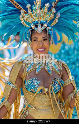 Die schöne Frau mit Federn und Glitzer tritt bei der Karnevalsparade in San Francisco, Kalifornien, auf. Stockfoto