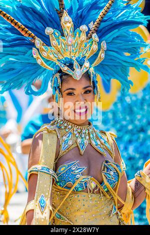 Die schöne Frau mit Federn und Glitzer tritt bei der Karnevalsparade in San Francisco, Kalifornien, auf. Stockfoto