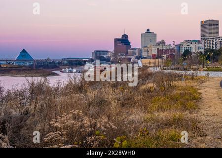 Memphis, Tennessee, Gebäude am Fluss und in der Innenstadt in der Abenddämmerung entlang des Mississippi River. (USA) Stockfoto