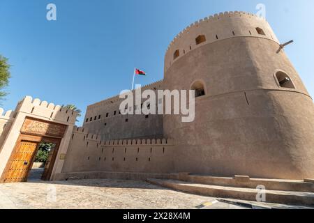 Rustaq, Oman - 14. Februar 2023: Außenansicht der Al Hazm Burg und Festung, berühmt für ihre Kanonensammlung, die auf das Jahr 1708 im arabischen Stil zurückgeht Stockfoto