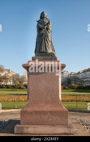 HASTINGS, EAST SUSSEX, Großbritannien - 30. APRIL 2012: Queen Victoria Memorial Statue auf dem Warrior Square and Gardens Stockfoto