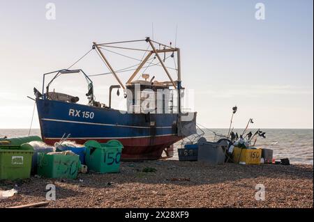 HASTINGS, EAST SUSSEX, Großbritannien - 30. APRIL 2012: Kleine Holzfischboote mit Hummer- und Krabbentöpfen am Strand Stockfoto