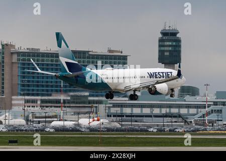 Richmond, British Columbia, Kanada. April 2024. Ein WestJet Airlines Boeing 737-8 MAX Jetliner (C-GLWS) landet am Vancouver International Airport. (Credit Image: © Bayne Stanley/ZUMA Press Wire) NUR REDAKTIONELLE VERWENDUNG! Nicht für kommerzielle ZWECKE! Stockfoto
