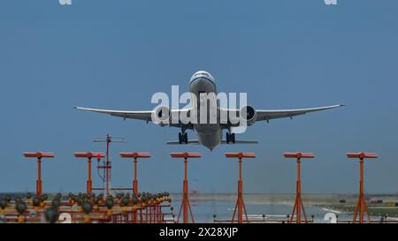 Richmond, British Columbia, Kanada. April 2024. Ein Flugzeug der Air China Boeing 777-300ER (B-2087) startet vom internationalen Flughafen Vancouver. (Credit Image: © Bayne Stanley/ZUMA Press Wire) NUR REDAKTIONELLE VERWENDUNG! Nicht für kommerzielle ZWECKE! Stockfoto