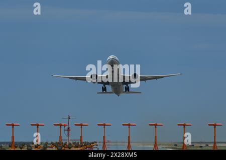 Richmond, British Columbia, Kanada. April 2024. Ein Flugzeug der Air China Boeing 777-300ER (B-2087) startet vom internationalen Flughafen Vancouver. (Credit Image: © Bayne Stanley/ZUMA Press Wire) NUR REDAKTIONELLE VERWENDUNG! Nicht für kommerzielle ZWECKE! Stockfoto