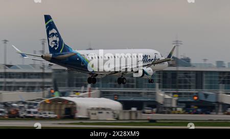 Richmond, British Columbia, Kanada. April 2024. Ein Alaska Horizon Embraer E175LR-Jetliner, der von Horizon Air betrieben wird, landet am Vancouver International Airport. (Credit Image: © Bayne Stanley/ZUMA Press Wire) NUR REDAKTIONELLE VERWENDUNG! Nicht für kommerzielle ZWECKE! Stockfoto