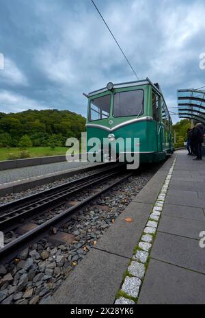 Grüne Straßenbahn zum Schloss Drachenfels, Deutschland Stockfoto