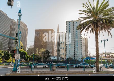 San Francisco, Kalifornien, 8. April 2024. Das geschäftige Stadtleben entfaltet sich auf dem Embarcadero vor dem Hintergrund der Wolkenkratzer San Franciscos. Stockfoto