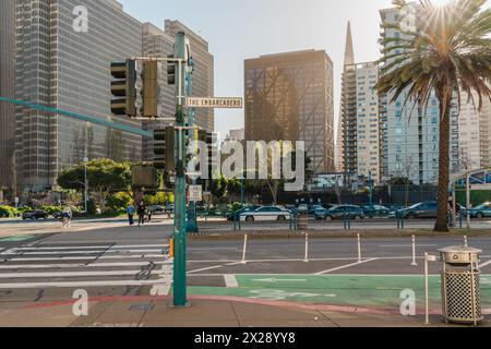 San Francisco, Kalifornien, 8. April 2024. Das geschäftige Stadtleben entfaltet sich auf dem Embarcadero vor dem Hintergrund der Wolkenkratzer San Franciscos. Stockfoto