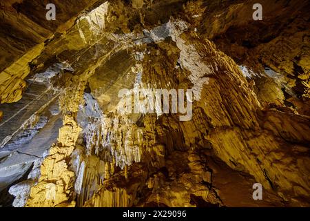 Stalagmiten und Stalaktiten in der Phu Pha Petch Höhle in Thailand Stockfoto