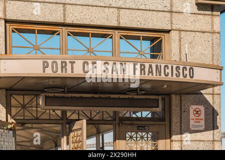 San Francisco, Kalifornien, 8. April 2024. Die Beschilderung am Eingang des Hafens von San Francisco weist auf eine Zone ohne Drohne hin. Stockfoto