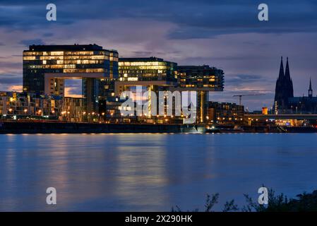 Nachtblick auf die Kranhäuser am Ufer des Rheins. Köln, Deutschland Stockfoto