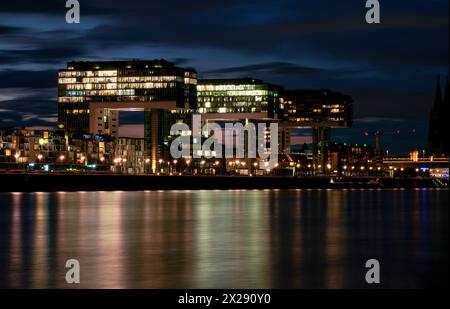 Nachtblick auf die Kranhäuser am Ufer des Rheins. Köln, Deutschland Stockfoto