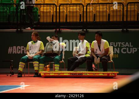 Bangkok, Thailand. April 2024. Medizinisches Team für den AFC Futsal Asian Cup Thailand 2024, am 20. April 2024 im Bangkok Arena Indoor Stadium, Nong Chok District. (Kreditbild: © Teera Noisakran/Pacific Press via ZUMA Press Wire) NUR REDAKTIONELLE VERWENDUNG! Nicht für kommerzielle ZWECKE! Stockfoto