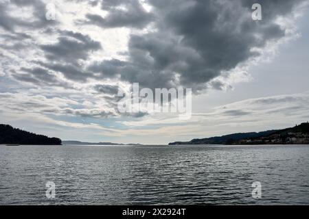 Ria de Pontevedra an einem bewölkten Tag mit der Insel Tambo Stockfoto