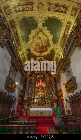 Hauptaltar in der Kirche des Ehrwürdigen Dritten Ordens unserer Lieben Frau vom Berg Karmel (Igreja do Carmo) mit handgefertigten vergoldeten Formteilen, gekreuzigt je Stockfoto