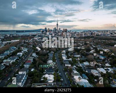 Auckland, Neuseeland: Aus der Vogelperspektive auf die Skyline des Stadtteils Auckland vom Wohnviertel Ponsonby in der größten Stadt Neuseelands mit einem dr Stockfoto