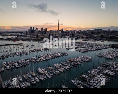 Auckland, Neuseeland: Die Skyline der Innenstadt von Auckland mit der Westhaven Marina bei Sonnenuntergang in der größten Stadt Neuseelands. Stockfoto