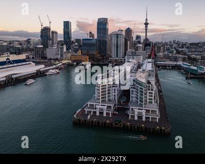 Auckland, Neuseeland - 24. Juli 2023: Dramatischer Blick auf die Auckland Princes Wharf, die Skyline des Geschäftsviertels und den Fährhafen in Neuseeland Stockfoto