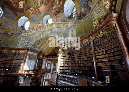 Wien, Österreich. April 2024. Die Bücher sind am 19. April 2024 im Staatshalle der Österreichischen Nationalbibliothek in Wien abgebildet. Die Österreichische Nationalbibliothek befindet sich auf der Hofburg im Zentrum Wiens. Sie war früher als Hofbibliothek bekannt, die von der Habsburger Königsfamilie gegründet und 1920 in ANL umbenannt wurde. Quelle: He Canling/Xinhua/Alamy Live News Stockfoto