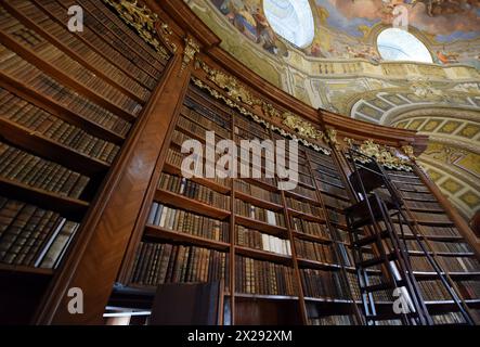 Wien, Österreich. April 2024. Die Bücher sind am 19. April 2024 im Staatshalle der Österreichischen Nationalbibliothek in Wien abgebildet. Die Österreichische Nationalbibliothek befindet sich auf der Hofburg im Zentrum Wiens. Sie war früher als Hofbibliothek bekannt, die von der Habsburger Königsfamilie gegründet und 1920 in ANL umbenannt wurde. Quelle: He Canling/Xinhua/Alamy Live News Stockfoto