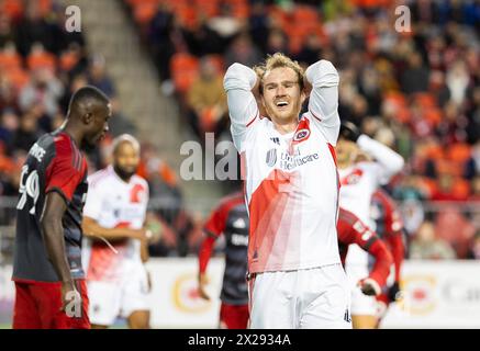 Toronto, Kanada. April 2024. Henry Kessler (C) von der New England Revolution reagiert, nachdem er einen Schuss während des Major League Soccer (MLS)-Spiels 2024 zwischen Toronto FC und New England Revolution im BMO Field in Toronto, Kanada, am 20. April 2024 verpasst hatte. Quelle: Zou Zheng/Xinhua/Alamy Live News Stockfoto