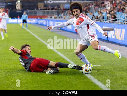 Toronto, Kanada. April 2024. Kobe Franklin (L) von Toronto FC streitet mit Ryan Spaulding von New England Revolution während des Major League Soccer (MLS) Spiels 2024 zwischen Toronto FC und New England Revolution auf dem BMO Field in Toronto, Kanada, am 20. April 2024. Quelle: Zou Zheng/Xinhua/Alamy Live News Stockfoto